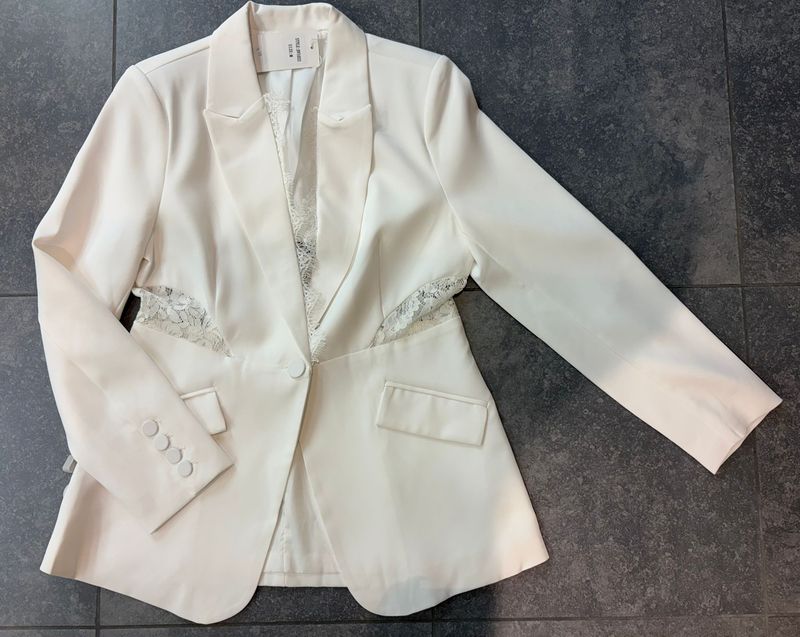 Lange blazer met kant verkrijgbaar in twee verschillende kleuren Lange blazer met kant verkrijgbaar in twee verschillende kleuren