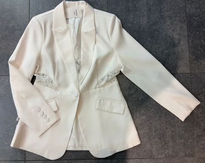 Lange blazer met kant verkrijgbaar in twee verschillende kleuren