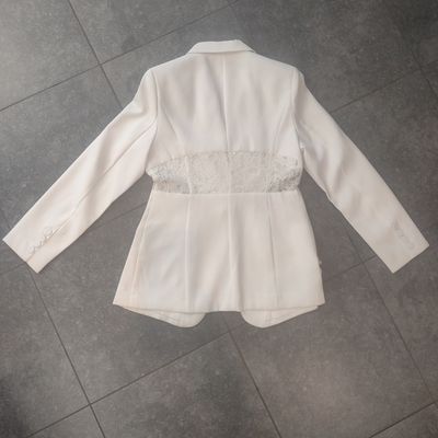 Lange blazer met kant verkrijgbaar in twee verschillende kleuren