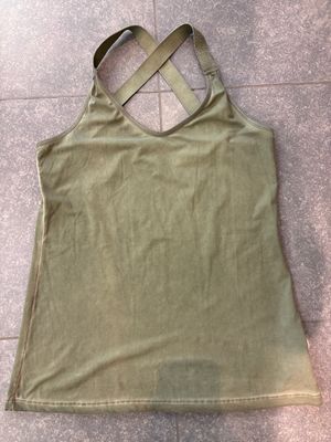 Topje verkrijgbaar in vijf verschillende kleuren