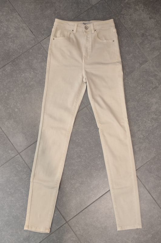 Crèmekleurige jeansbroek skinny-model Crèmekleurige jeansbroek skinny-model