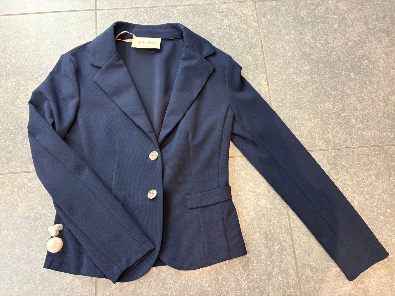 Donkerblauwe blazer met goudkleurige knopen