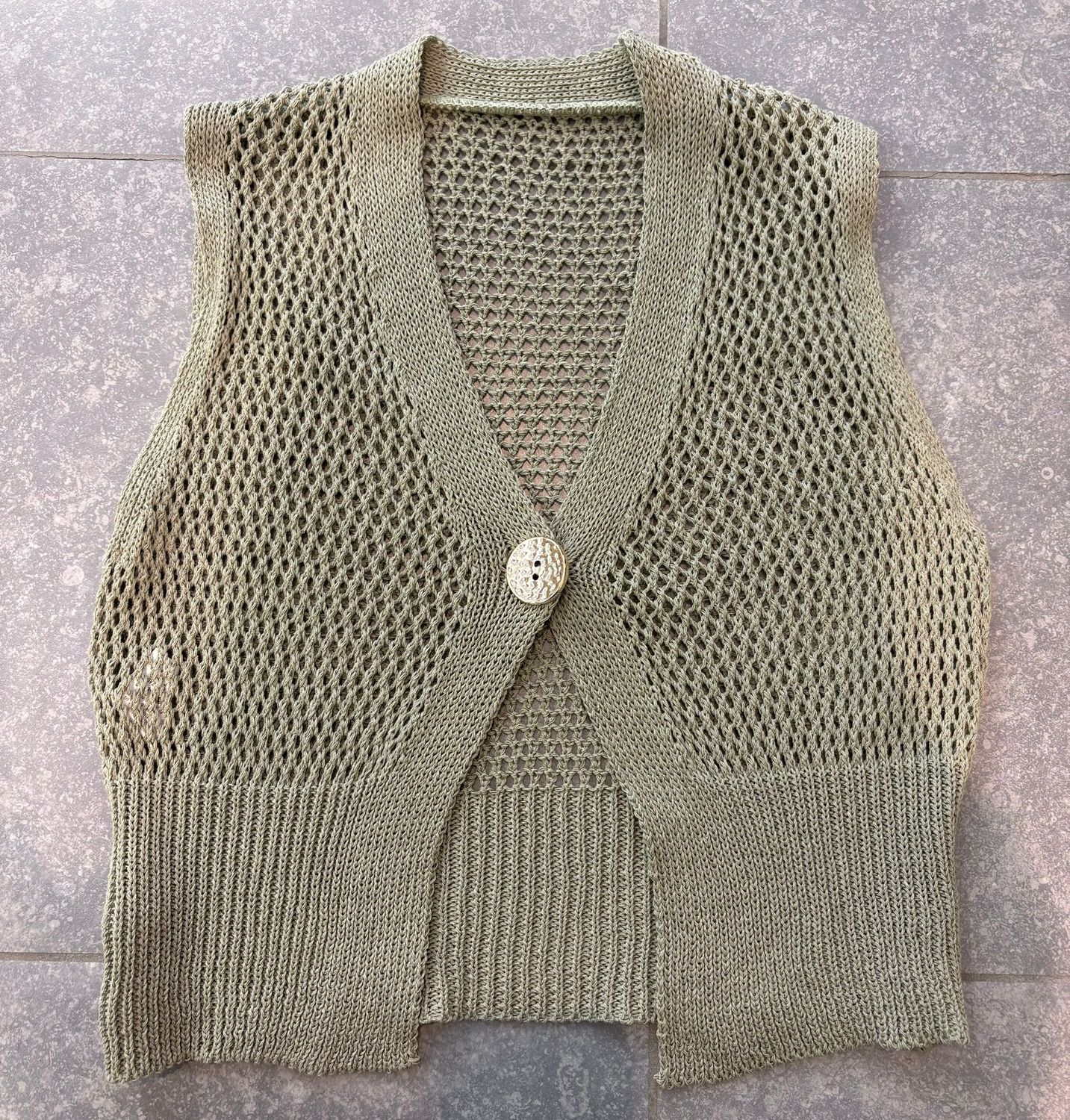 Gehaakte gilet verkrijgbaar in twee verschillende kleuren. Gehaakte gilet verkrijgbaar in twee verschillende kleuren.