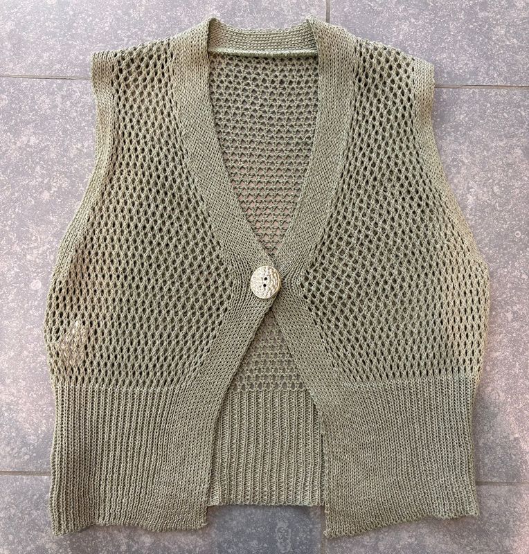 Gehaakte gilet verkrijgbaar in twee verschillende kleuren.