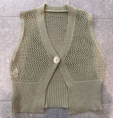 Gehaakte gilet verkrijgbaar in twee verschillende kleuren.