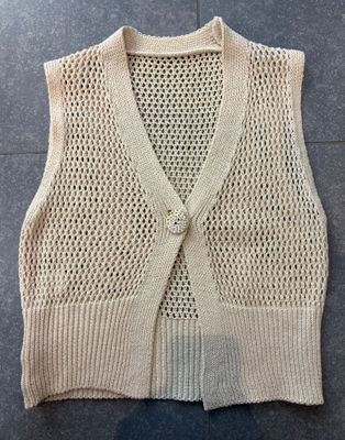 Gehaakte gilet verkrijgbaar in twee verschillende kleuren.