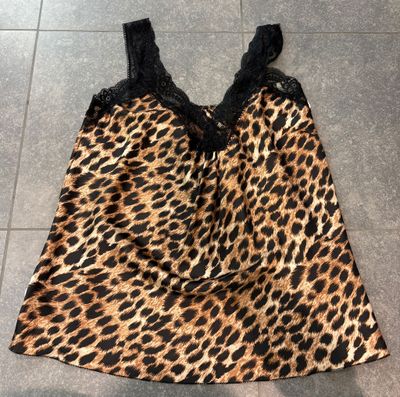 Top met kant verkrijgbaar in zeven verschillende kleuren
