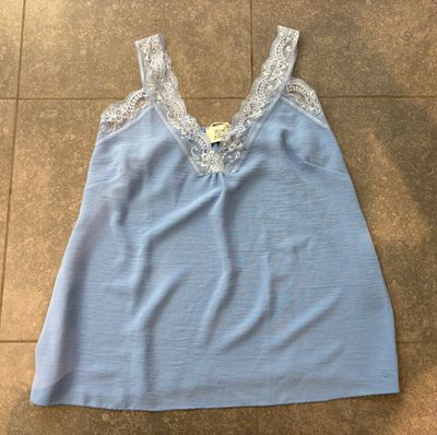 Top met kant verkrijgbaar in vijf verschillende kleuren