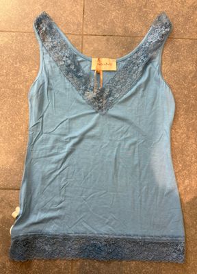 Top met kant verkrijgbaar in vijf verschillende kleuren