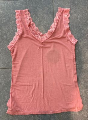 Top met kant verkrijgbaar in drie verschillende kleuren