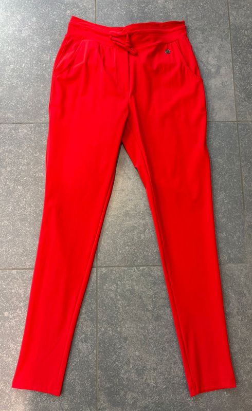 Rode geklede broek met smalle pijpen in travelstof