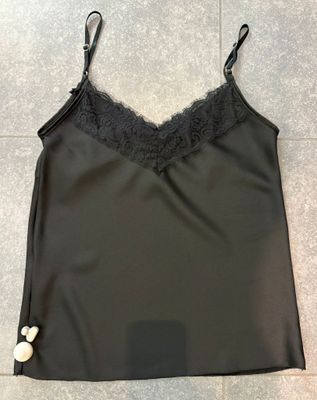Top met kant verkrijgbaar in twee verschillende kleuren