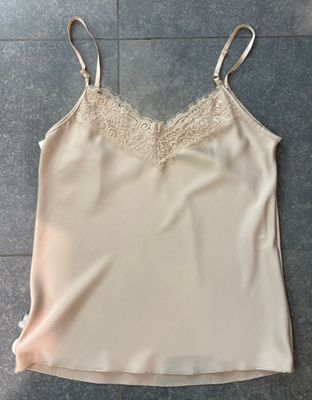 Top met kant verkrijgbaar in twee verschillende kleuren