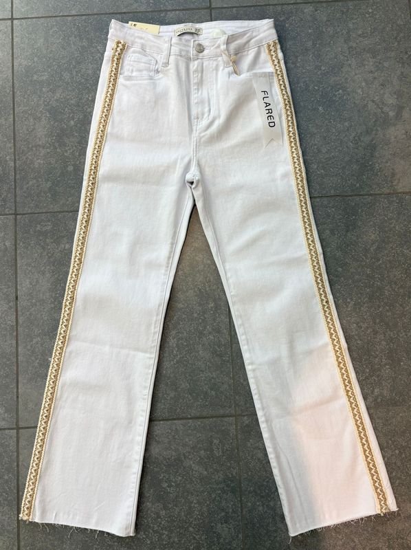 Jeansbroek verkrijgbaar in twee verschillende kleuren