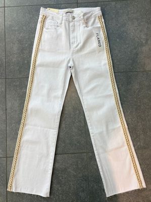 Jeansbroek verkrijgbaar in twee verschillende kleuren