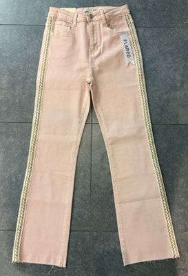 Jeansbroek verkrijgbaar in twee verschillende kleuren