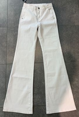 Jeansbroek verkrijgbaar in drie verschillende kleuren flared