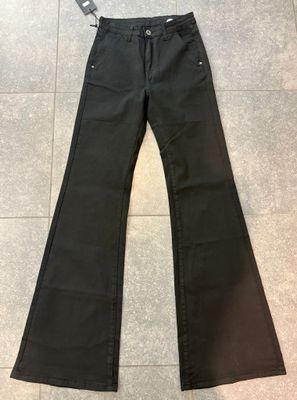 Jeansbroek verkrijgbaar in drie verschillende kleuren flared