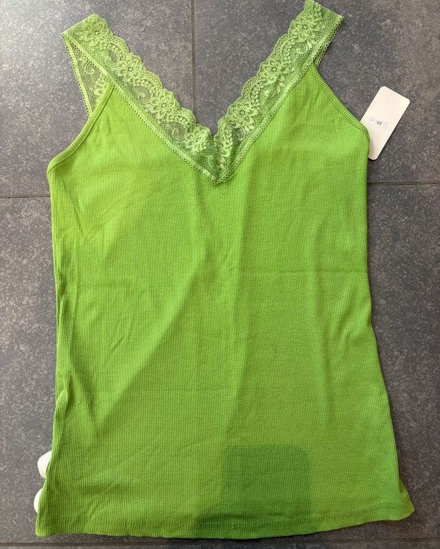 Groen topje met kant