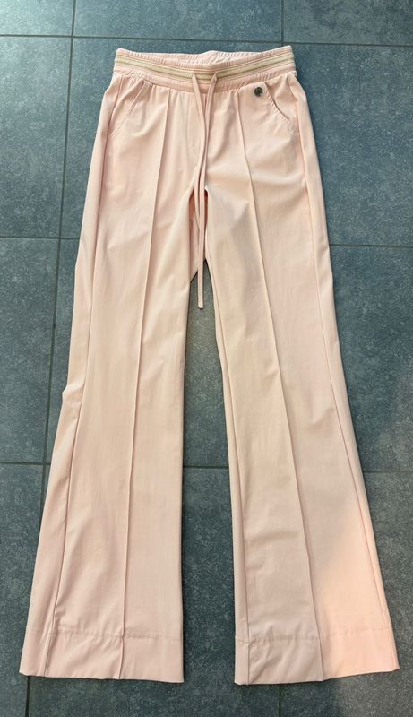 Roze travelbroek in een flaremodel met gouden band