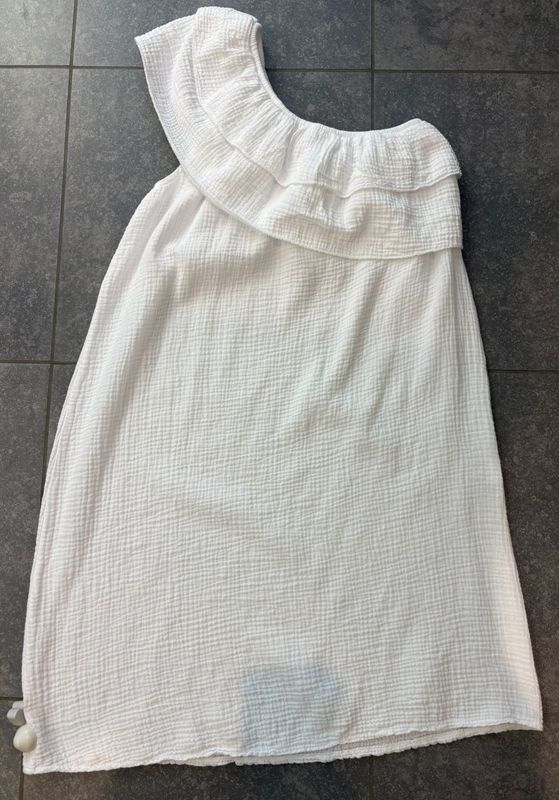 Kleedje in witte tertrastof
