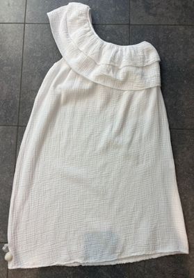 Kleedje in witte tertrastof