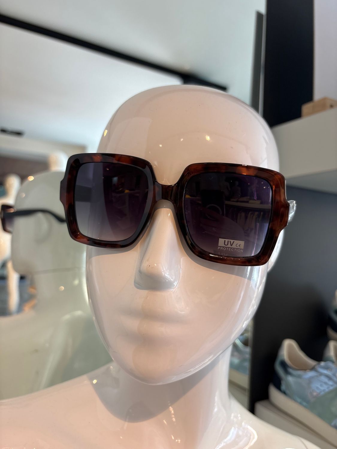 Zonnebril met mooie vierkante glazen en met leopard