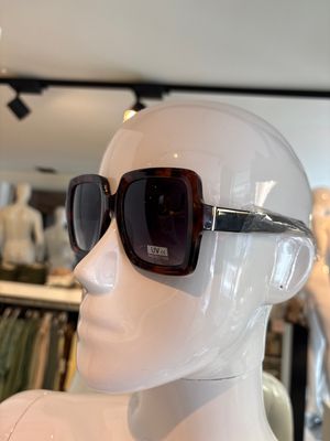 Zonnebril met mooie vierkante glazen en met leopard