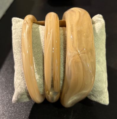 Set van drie beige armbanden