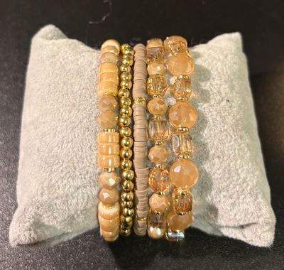 Set van vijf armbanden verkrijgbaar in twee verschillende kleuren