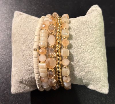 Set van vijf armbanden verkrijgbaar in twee verschillende kleuren