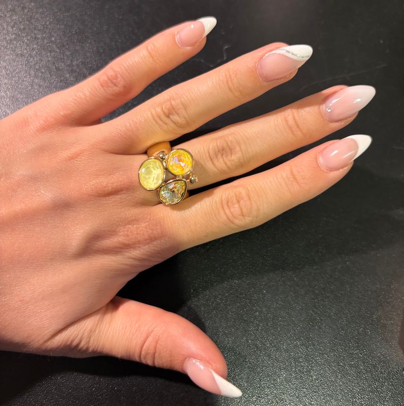 Ring op een rekker met gele stenen