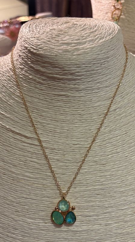 Ketting met stenen in het muntgroen
