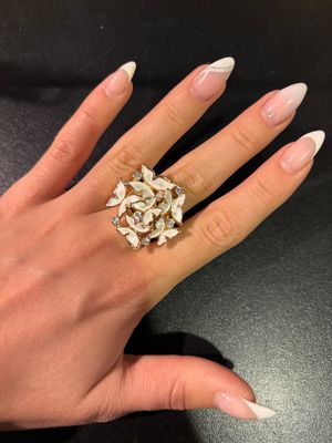Prachtige ring op rekker in het crèmekleur met vlinders