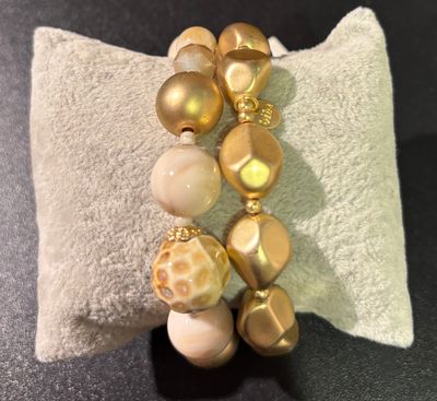 Set van twee armbanden met crèmekleur en goud