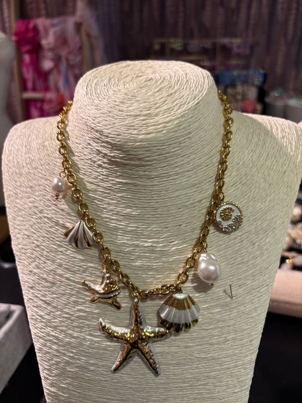 Ketting in het goud in bohemian stijl met crème