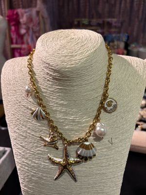 Ketting in het goud in bohemian stijl met crème