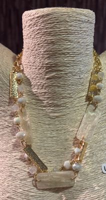 Ketting in het crèmekleur met goud