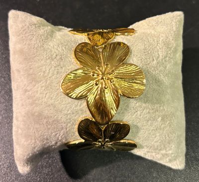 Armband in het goud met bloemen