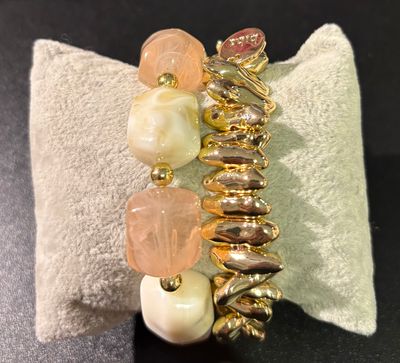 Set van twee armbanden met beige en goud