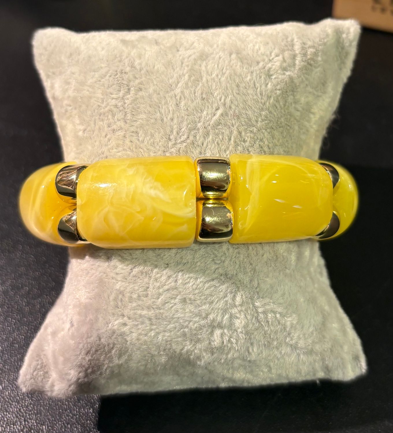 Gele armband afgewerkt met goud