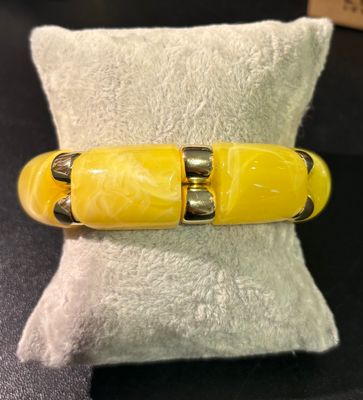 Gele armband afgewerkt met goud