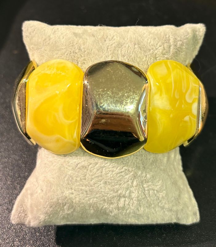 Brede armband in het geel afgewerkt met goud