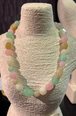 Ketting in het muntgroen met roze en beige