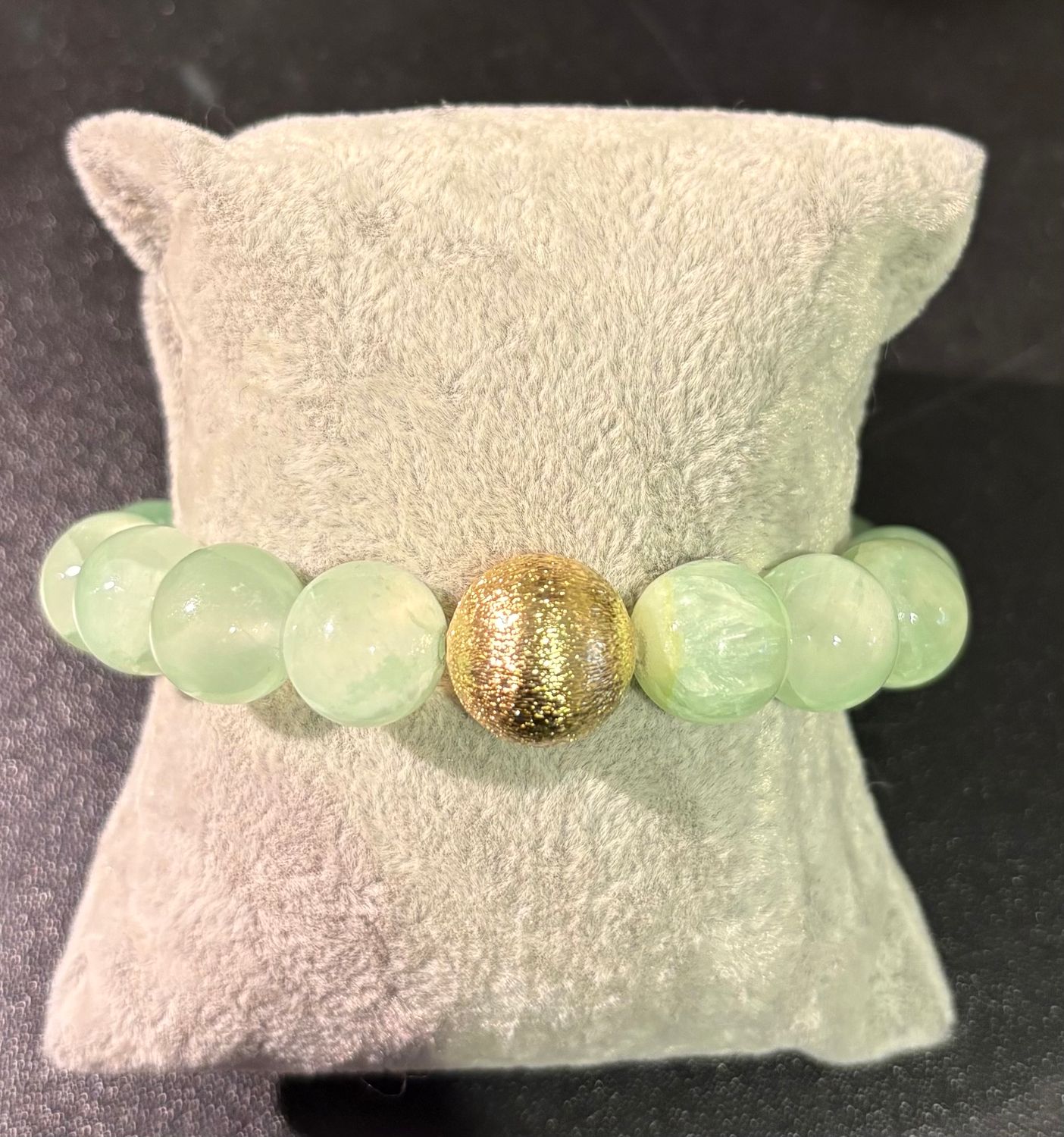 Armband in het muntgroen afgewerkt met goud