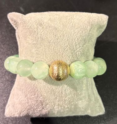 Armband in het muntgroen afgewerkt met goud