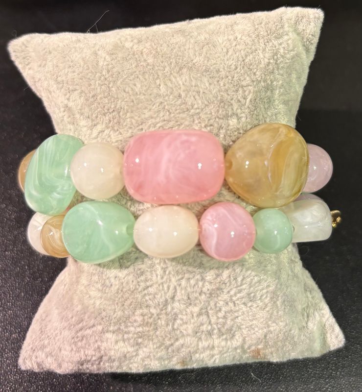 Set van twee armbanden met muntgroen, roze en beige