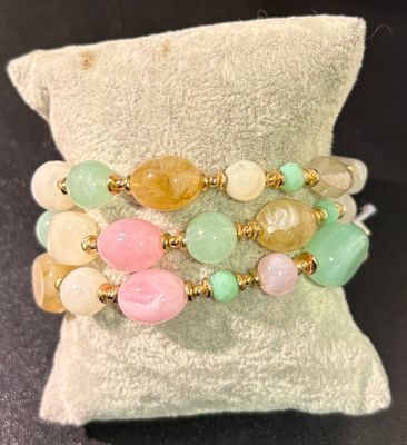 Set van drie armbanden in het muntgroen met roze en beige