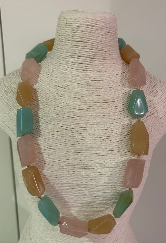 Ketting met muntgroen, roze en beige