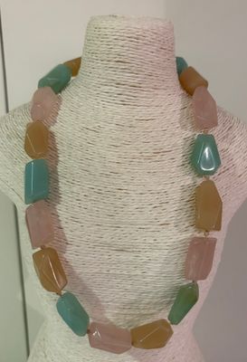 Ketting met muntgroen, roze en beige